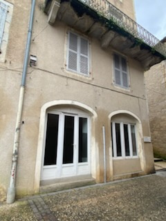 JOLI APPARTEMENT T2 EN PIERRE DE 45 M2. SITUATION DANS VILLAGE.