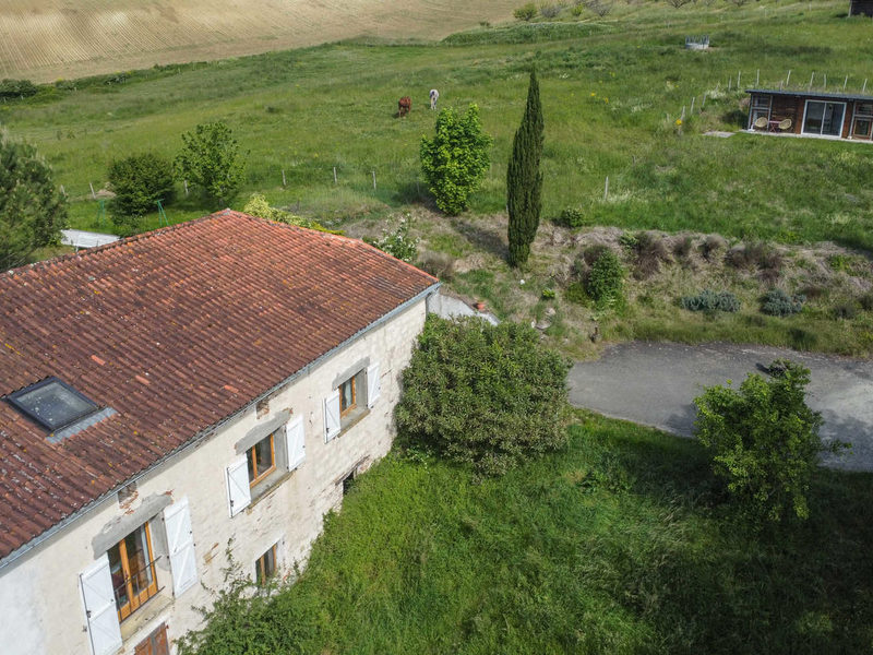 groot huis van steen en baksteen van ongeveer 220 m2, omgeven door