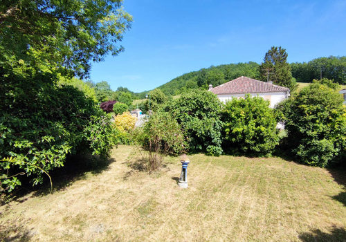 Maison de hameau à restaurer avec terrasse, caves et jardin
