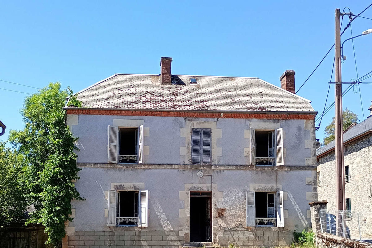 Very beautiful house to renovate located in a small hamlet proc