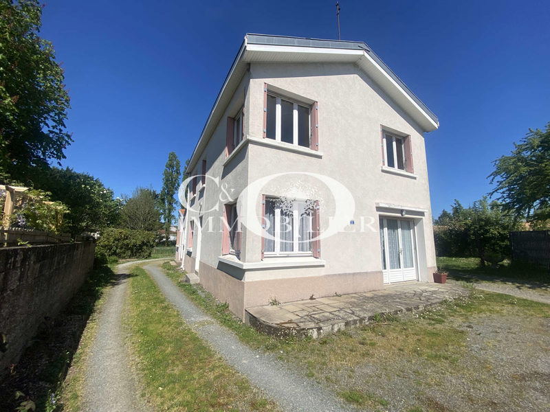 Ruim huis in het dorp