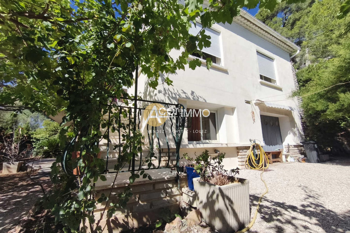 Family house with two dwellings - unobstructed view - land