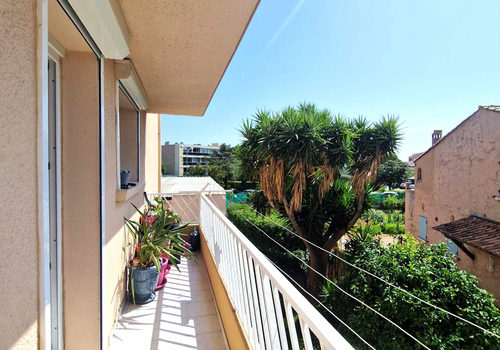 Sanary-sur-Mer Superb renovated 4-room apartment a few minutes from the port