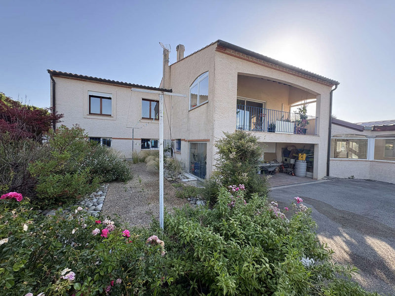 VILLA DE PLAIN-PIED - PISCINE COUVERTE - VÉRANDA - JARDIN CLOS