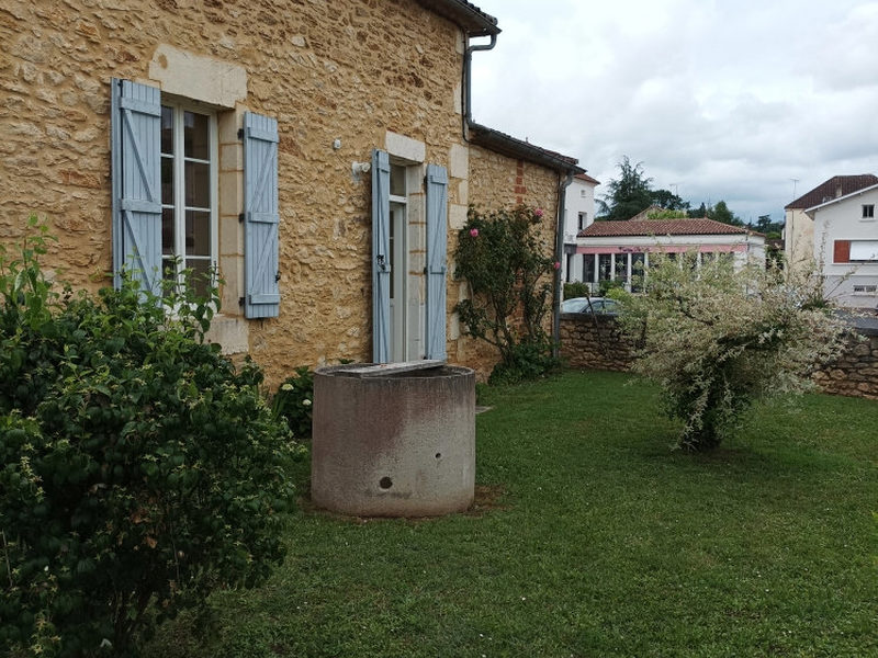 Venez découvrir cette agréable maison de village avec son jardin.