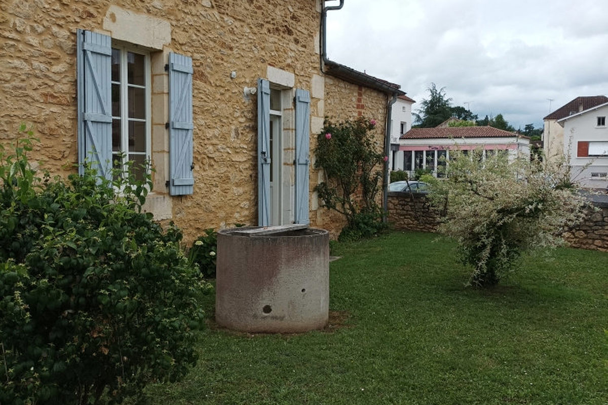 Come and discover this pleasant village house with its small