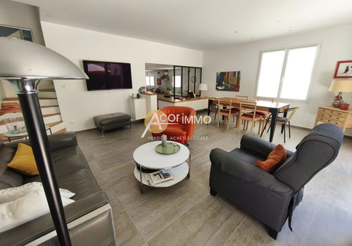 Fully renovated T4 town house, 3 bedrooms, terrace