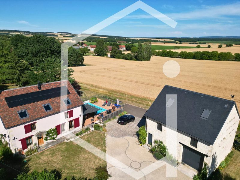 Maison de caractère rénovée avec piscine, grange et vue imprenable