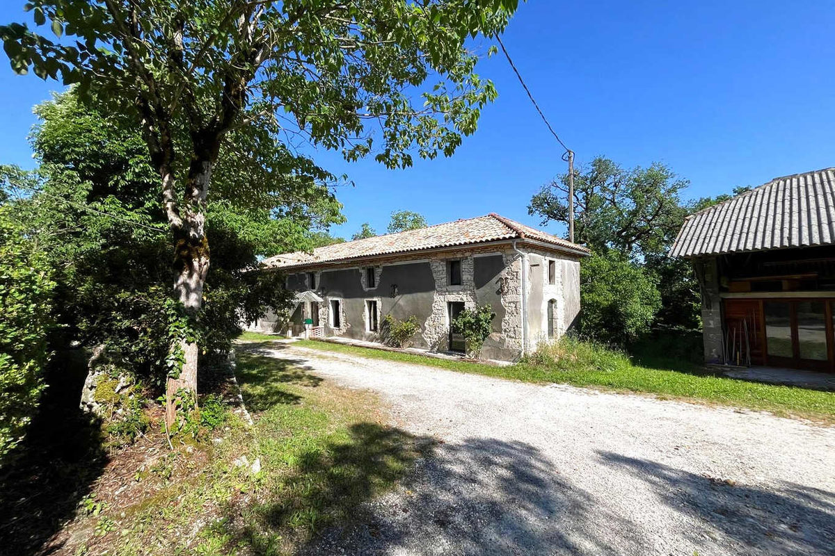 Stone house with a cottage and 3.6 hectares