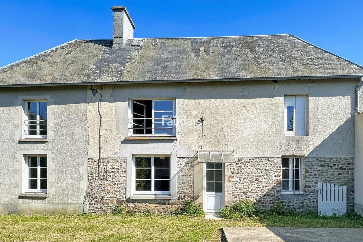 Detached house with no neighbors in St Patrice de Claids, 5000 sqm land.