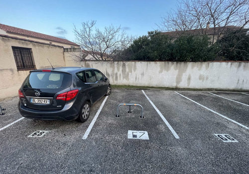 2 places de parking extérieures - idéalement situées - avenue