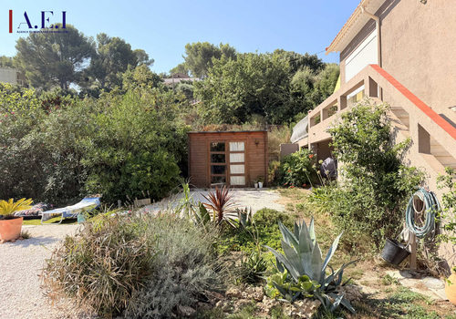 Detached house with swimming pool