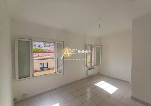 TOULON CLARET NEIGHBORHOOD APARTMENT T3 TOP FLOOR IN