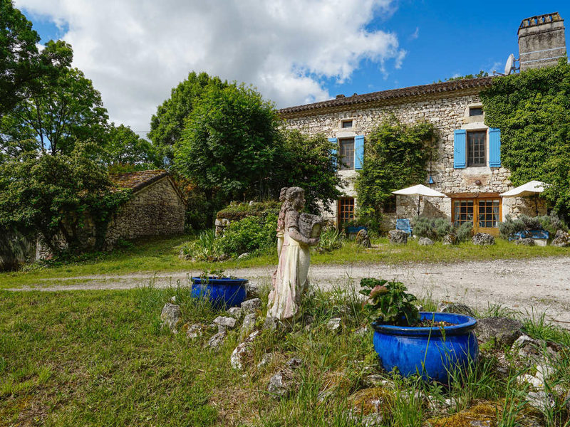 Propriété équestre de caractère avec 5 hectares, piscine couverte