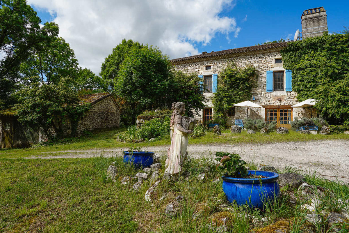 Character equestrian property with 5 hectares, covered pool