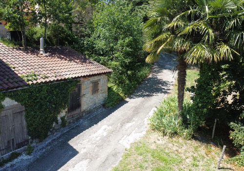 Joli corps de ferme avec dépendances et un terrain d'environ 6,4 hectares.
