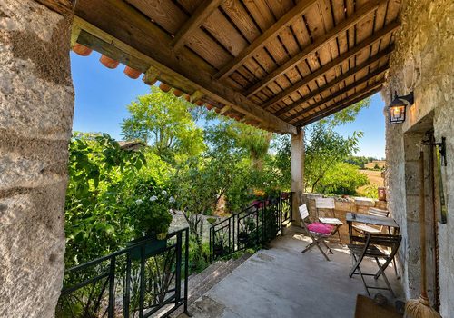 Two stone houses and artistic space on 5,000 m2