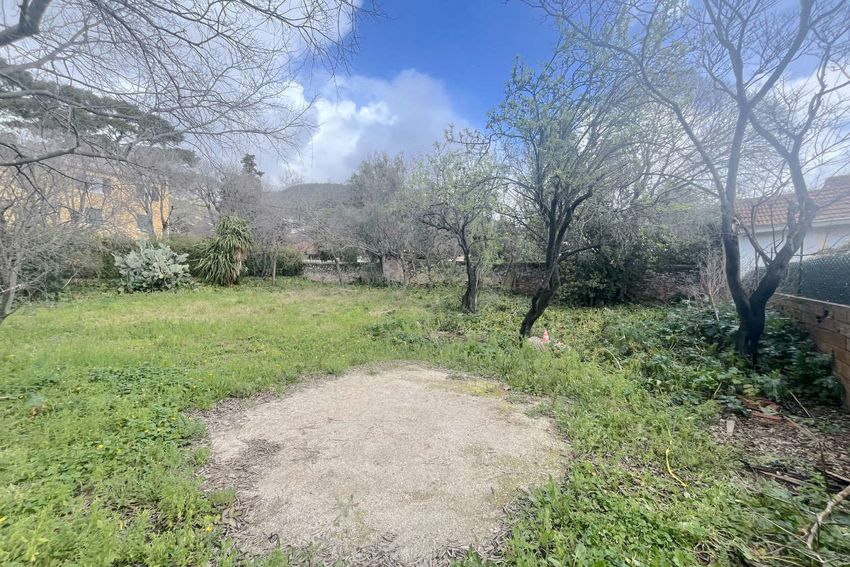 Flat building land in East Toulon