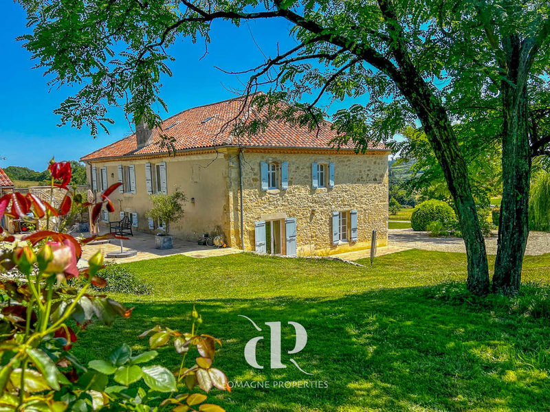 Stone house on 4 hectares of wildflower meadows
