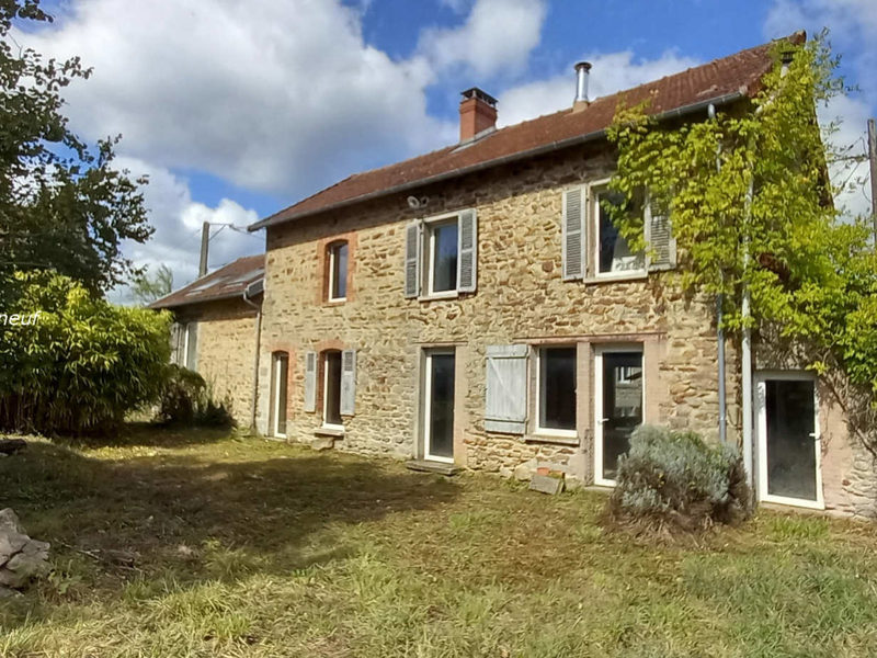 Grand studio de 28,91 m2 avec une place de parking et une cave