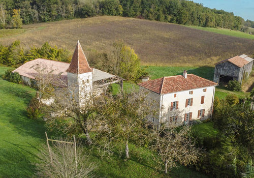 Restored stone ensemble on 2 hectares of land with no neighb