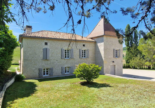 Elegant Quercy property with dovecote and swimming pool